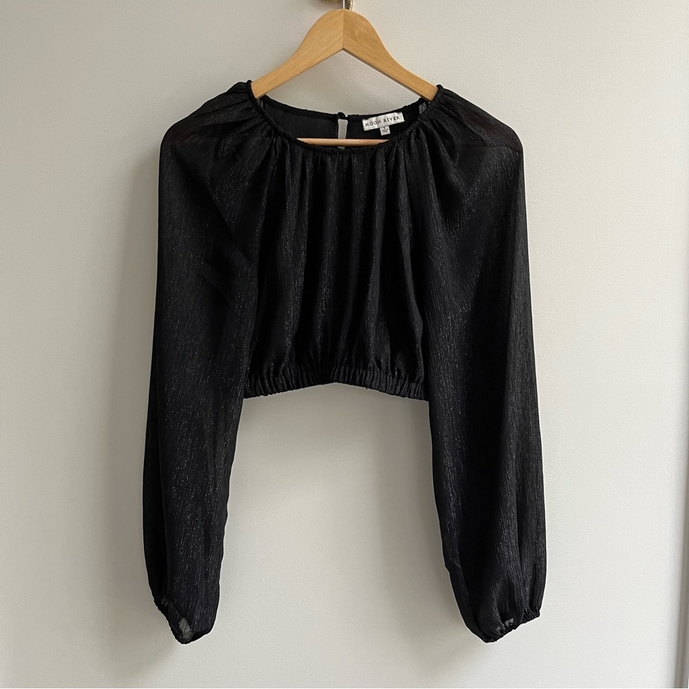 [moon river] metallic plisse balloon long sleeve blouson crop top black S